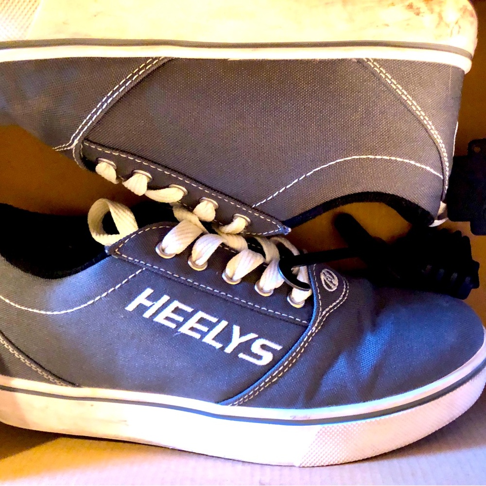 Youth Heelys Sz.6 Lighter Gray. Fit a Boy & not for long, growth spurt. Like new